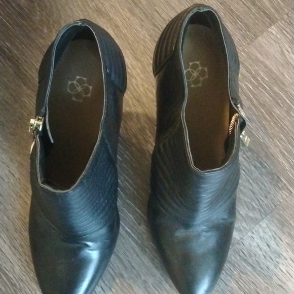 ANN TAYLOR- Black Leather Booties Size 8.5 - Picture 2 of 6